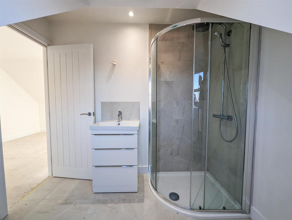 Main bedroom ensuite (3).jpg
