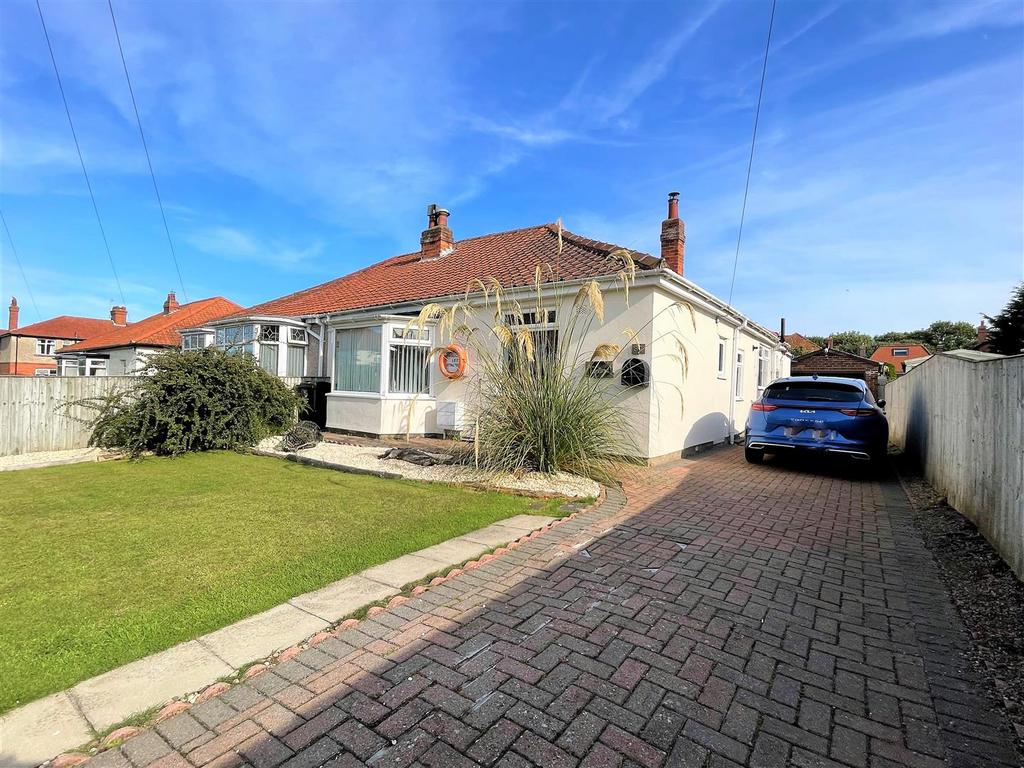 Scholes Park Road, Scarborough 3 bed semidetached bungalow for sale