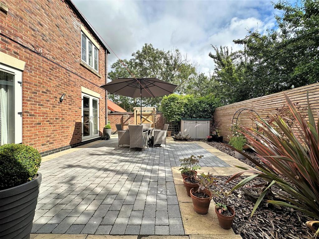 Low Maintenance Rear Garden 596