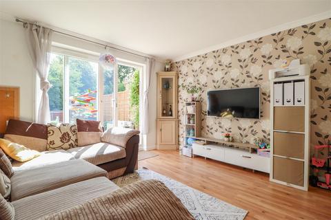 52 Drake Close, Horsham, RH12 5UD