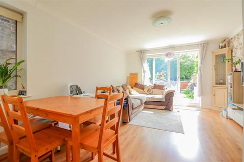 52 Drake Close, Horsham, RH12 5UD