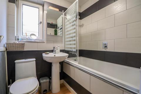 52 Drake Close, Horsham, RH12 5UD