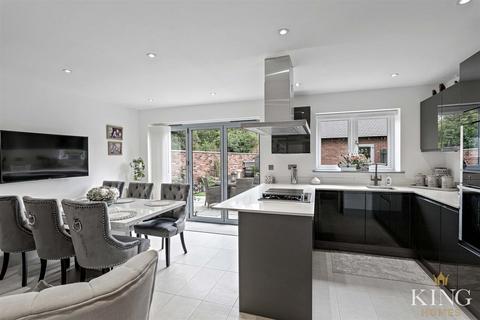 The Greswold New Road, Studley, B80 7LY