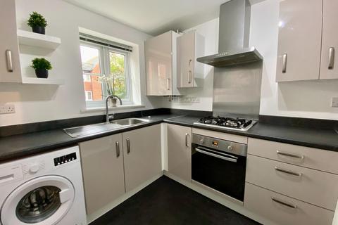 3 bedroom mews to rent, Hardings Wood Avenue, Sandbach, CW11