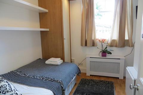 Studio to rent, Fulham Palace Road, Hammersmith, London, W6