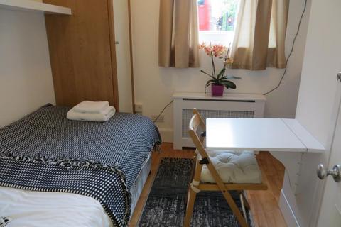 Studio to rent, Fulham Palace Road, Hammersmith, London, W6