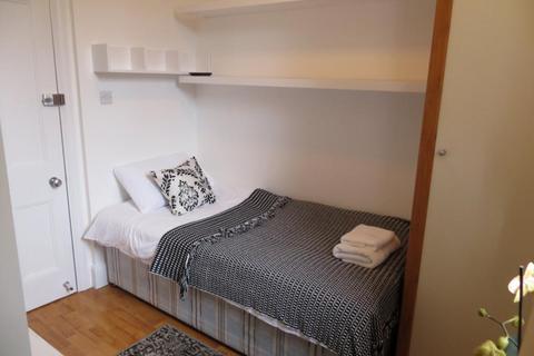 Studio to rent, Fulham Palace Road, Hammersmith, London, W6