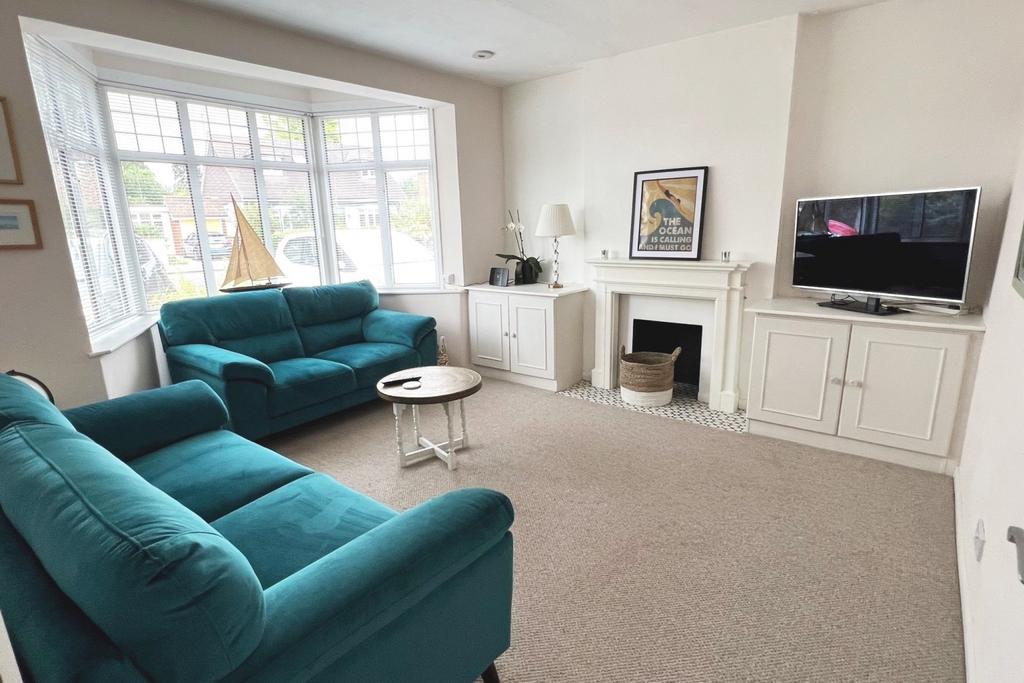 Avondale Avenue, StainesuponThames... 3 bed detached house £685,000
