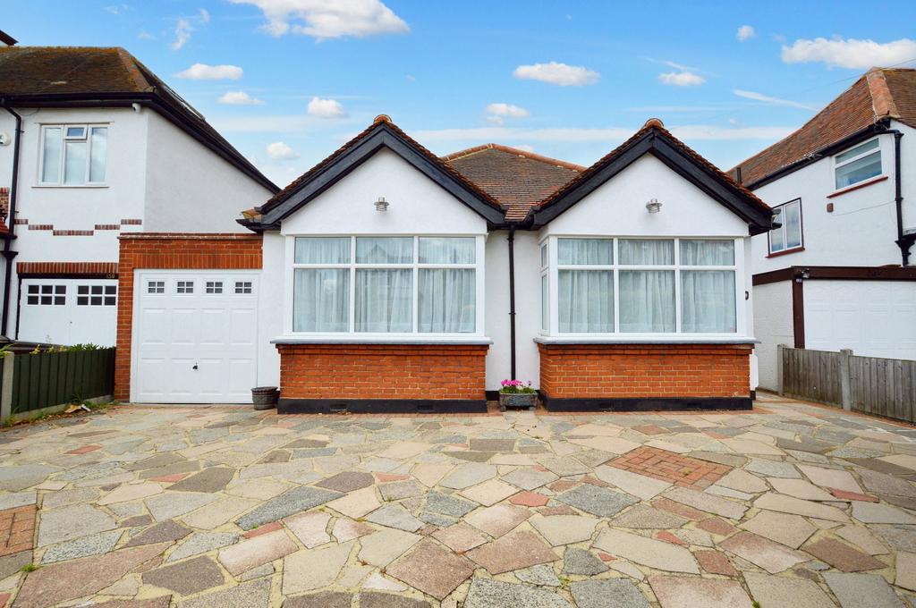 St James Avenue, Thorpe Bay, SS1 3 bed property for sale £650,000