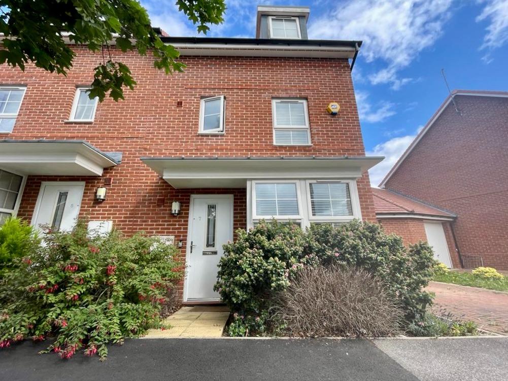 Admiral Avenue, Hemel Hempstead, Hertfordshire, HP2 7BP 4 bed semidetached house £2,400 pcm