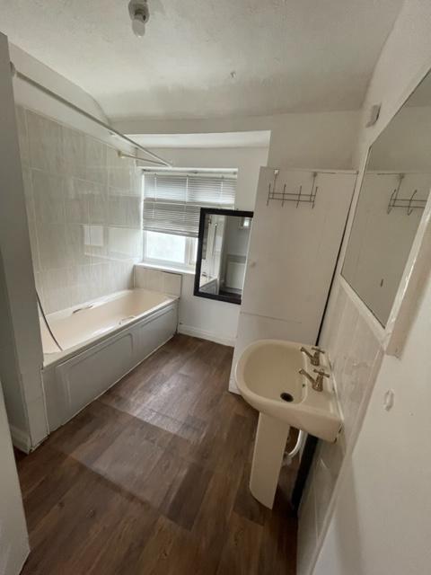 105 round road bathroom