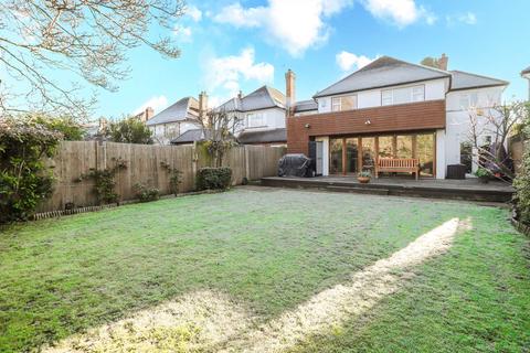 4 bedroom detached house to rent, Chesterfield Drive, Esher