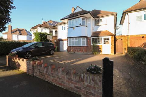 4 bedroom detached house to rent, Chesterfield Drive, Esher