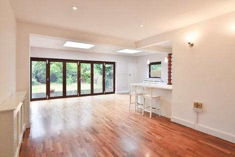 4 bedroom detached house to rent, Chesterfield Drive, Esher