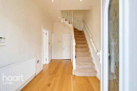 14 Oakwood Gardens, Ilford, IG3 9TY
