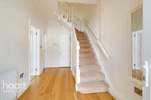 14 Oakwood Gardens, Ilford, IG3 9TY
