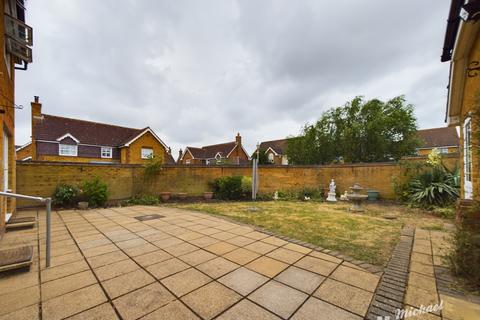 4 bedroom detached house for sale - Robin Close, Aylesbury