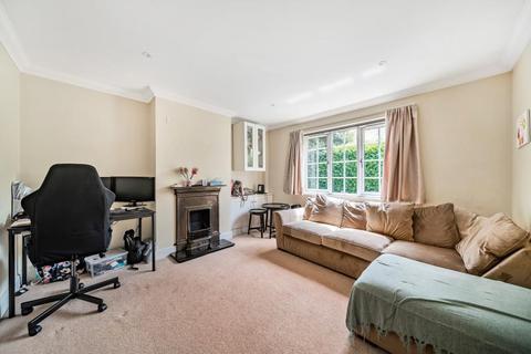 3 bedroom semi-detached house to rent, HERSHAM