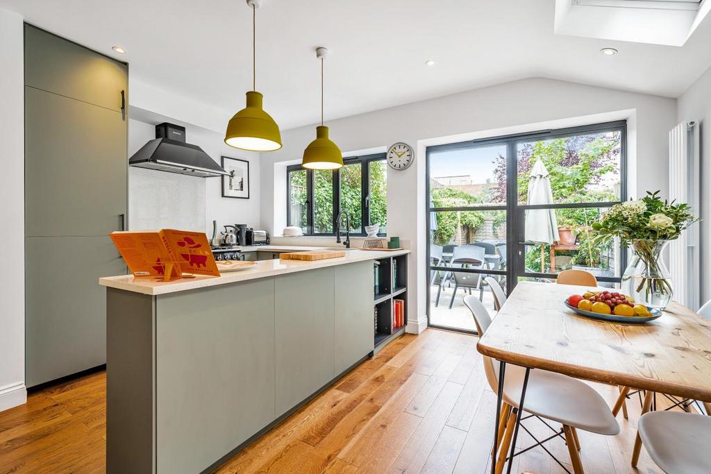 Clive Road, West Dulwich 3 bed flat for sale £750,000