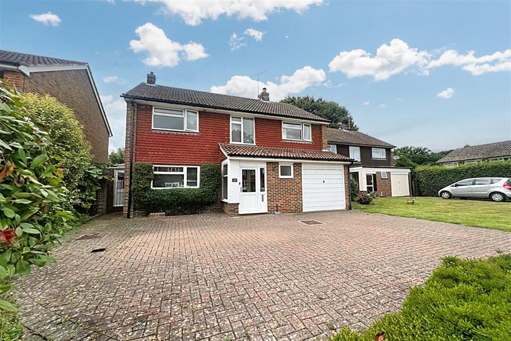 Collingwood Road, Horsham, RH12 3 bed detached house £1,750 pcm (£404 pw)