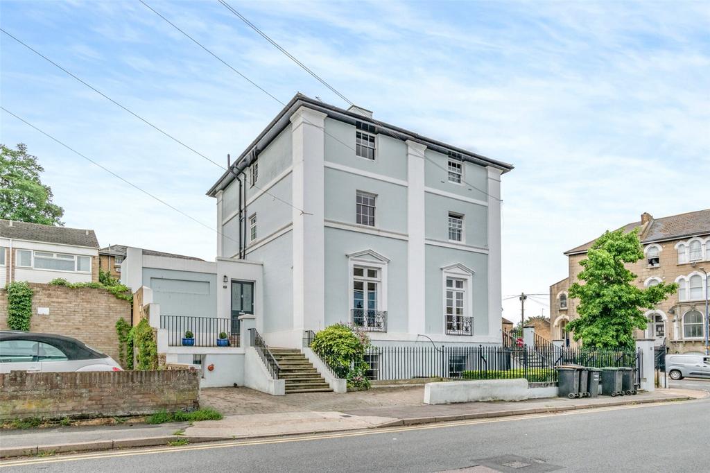 Clarence Place, Gravesend, Kent, DA12 4 bed semidetached house for