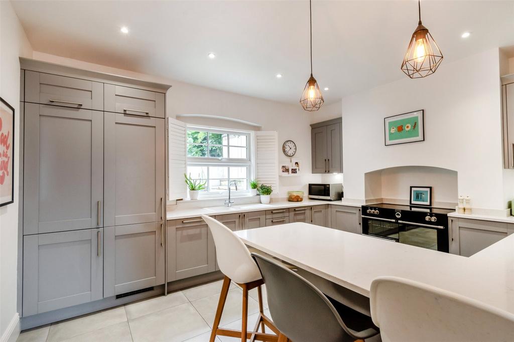 Clarence Place, Gravesend, Kent, DA12 4 bed semidetached house for