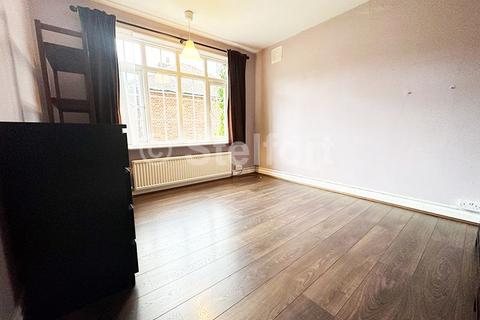 2 bedroom apartment to rent, Torrington Court, Torrington Park, London N12