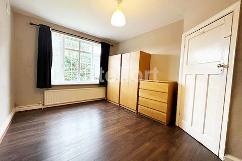 2 bedroom apartment to rent, Torrington Court, Torrington Park, London N12