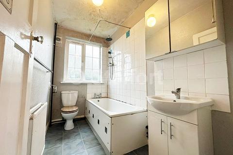 2 bedroom apartment to rent, Torrington Court, Torrington Park, London N12