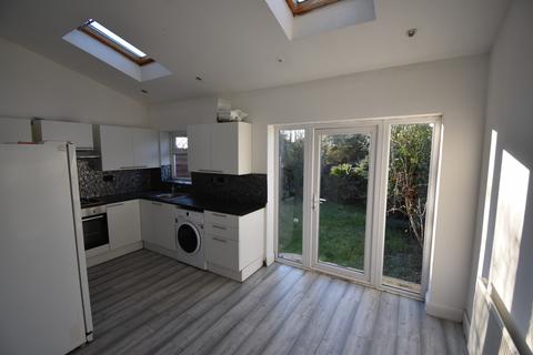 3 bedroom semi-detached house to rent, Roding Lane North, Woodford Green IG8