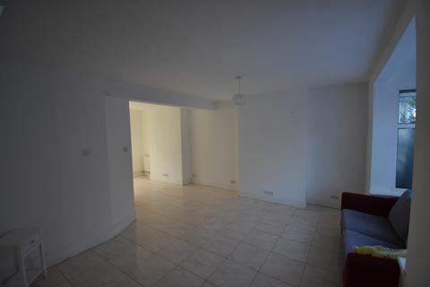 3 bedroom semi-detached house to rent, Roding Lane North, Woodford Green IG8