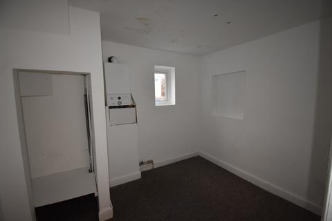 3 bedroom semi-detached house to rent, Roding Lane North, Woodford Green IG8