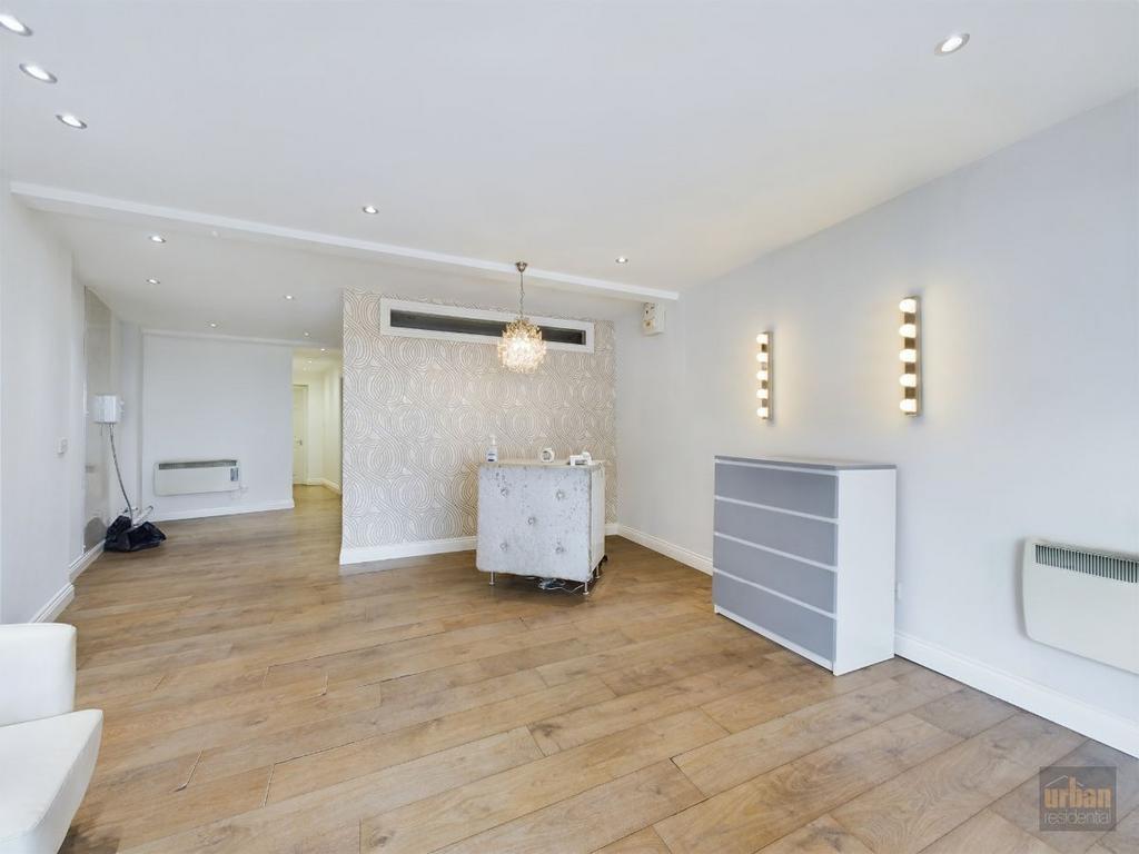 Pamper Lounge, Liverpool Road North, Maghull Shop to rent