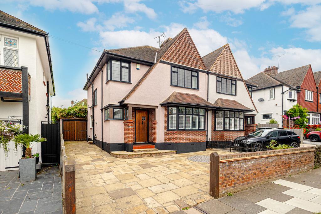 Thames Drive, Leighonsea, SS9 3 bed semidetached house £700,000