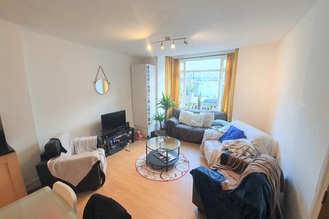 4 bedroom flat to rent, Davenant Road, London N19