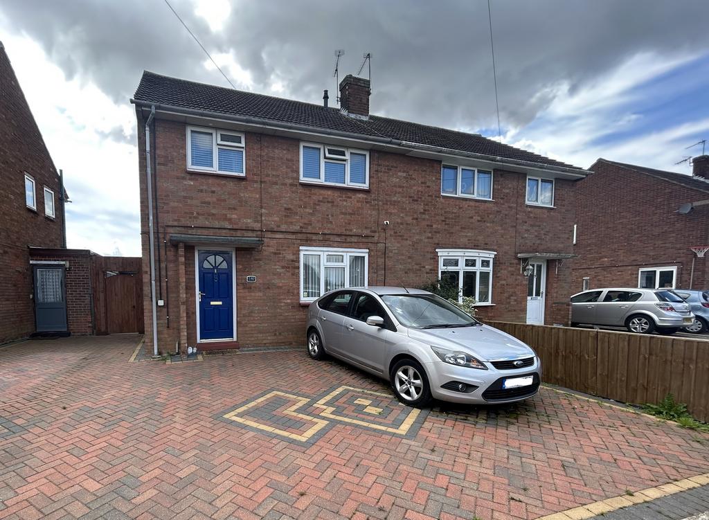 Queensway, Grantham, NG31 3 bed semidetached house £190,000