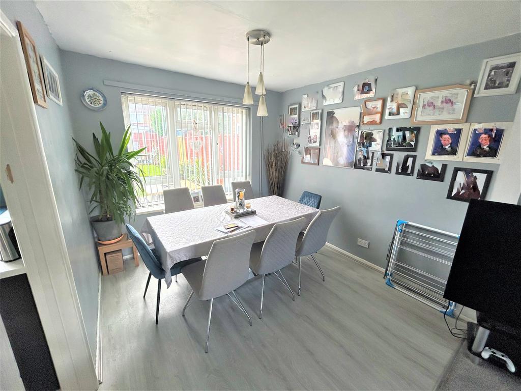 Queensway, Grantham, NG31 3 bed semidetached house £190,000