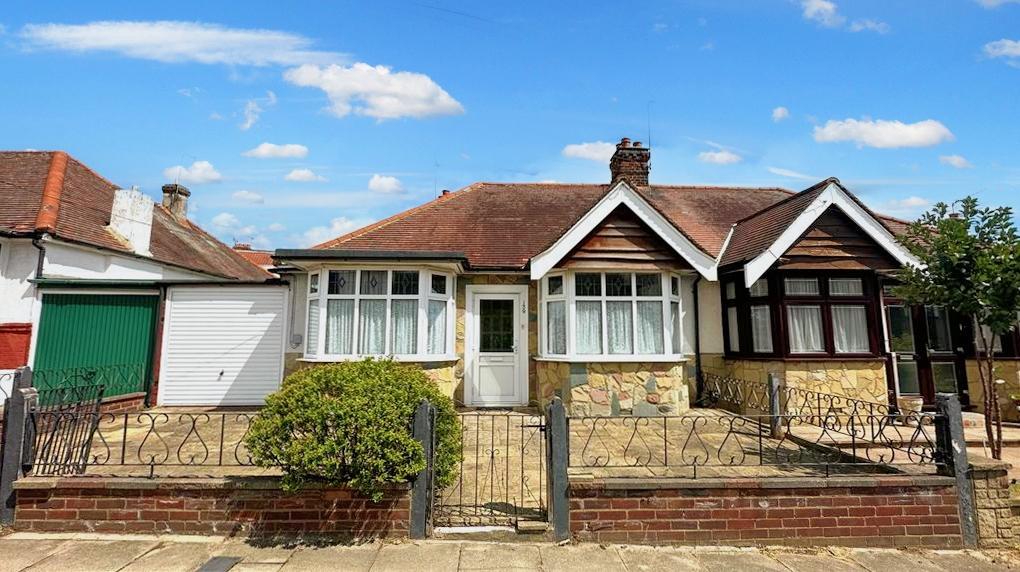 Hamilton Avenue, Ilford IG6 2 bed semidetached bungalow for sale £