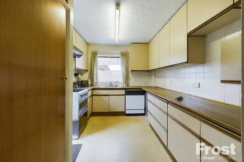 12 Dingle Road, Ashford, TW15 1HF