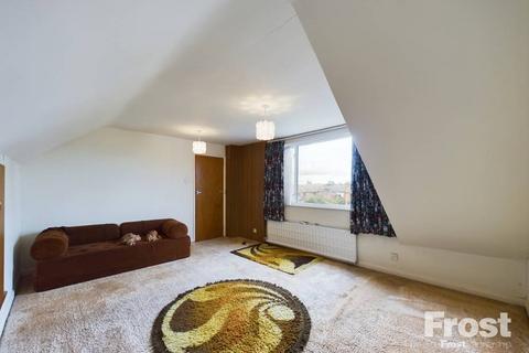 12 Dingle Road, Ashford, TW15 1HF