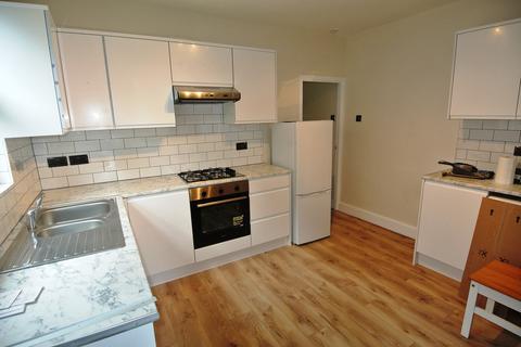 2 bedroom flat to rent, Holdenby Road, London SE4