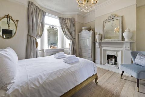 3 bedroom flat to rent, Rainham Road, London, NW10