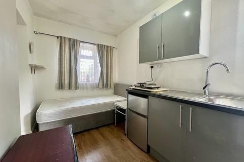 Studio to rent, Ivy Close, Pinner HA5