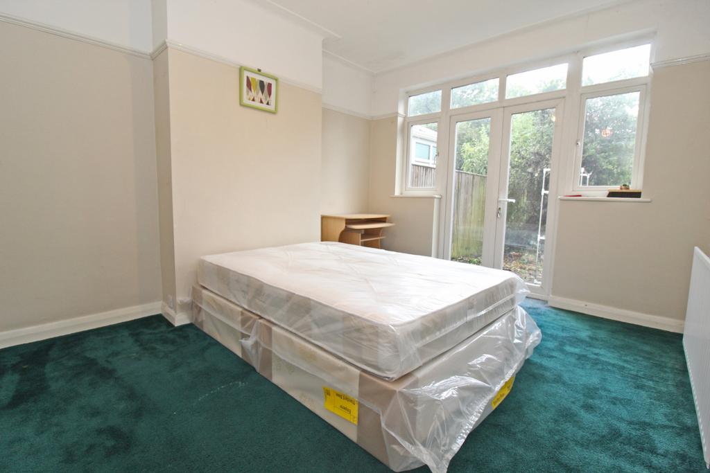 Double Bedroom To Rent  in New Malden