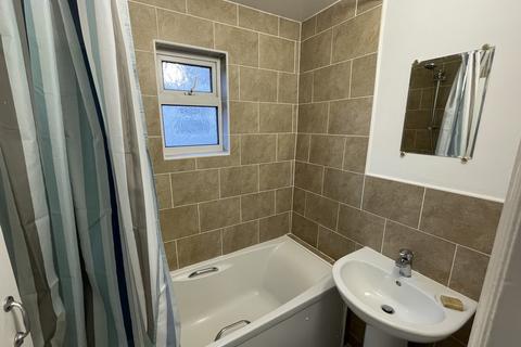 1 bedroom in a house share to rent, Room 6, 9 Headland Park