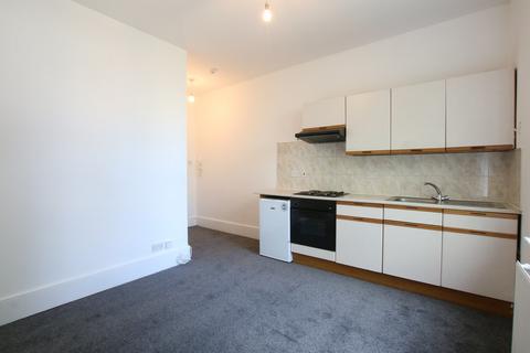 Studio to rent, Park Avenue, Willesden Green, London, NW2