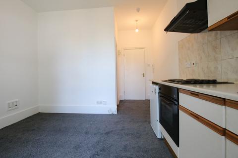 Studio to rent, Park Avenue, Willesden Green, London, NW2