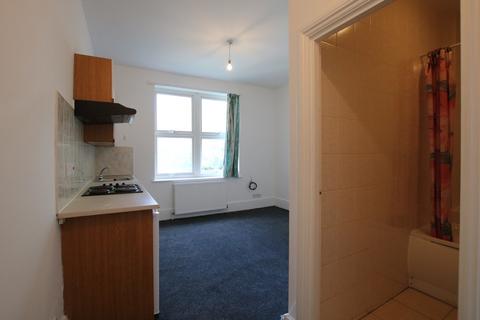 Studio to rent, Park Avenue, Willesden Green, London, NW2