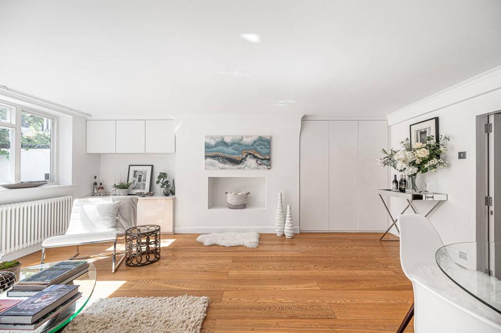 Kidderpore Gardens, Hampstead, London, NW3 3 bed flat for sale £895,000