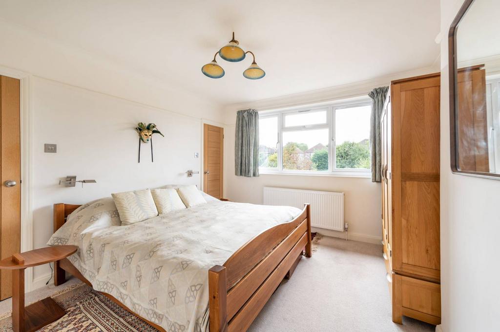 Brockenhurst Avenue, Worcester Park, KT4 3 bed semidetached house £